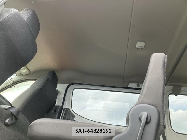 Nissan NV350 Caravan 2021-08 8937678-4