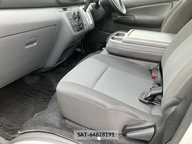 Nissan NV350 Caravan 2021-08 8937678-5