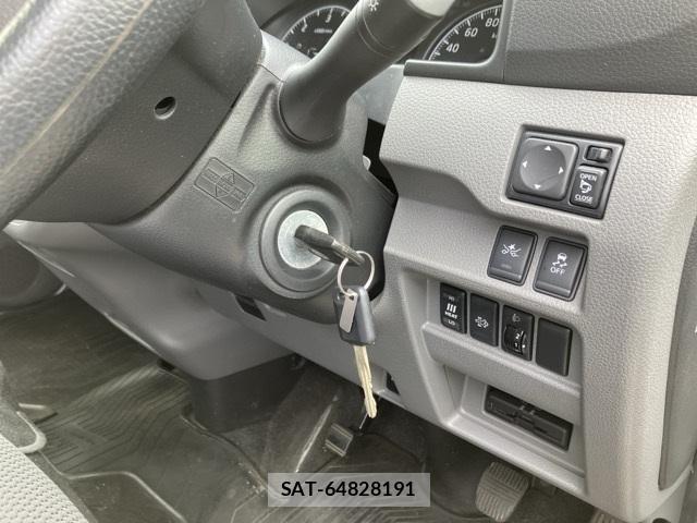 Nissan NV350 Caravan 2021-08 8937678-7