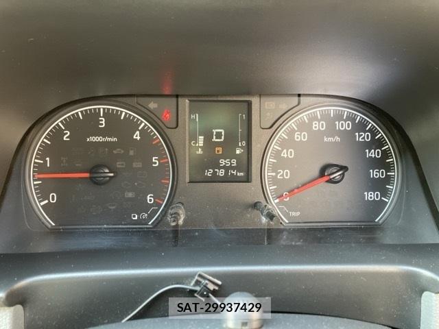 Nissan NV350 Caravan 2021-07 8937677-8