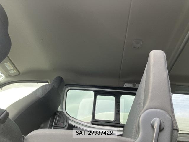 Nissan NV350 Caravan 2021-07 8937677-4