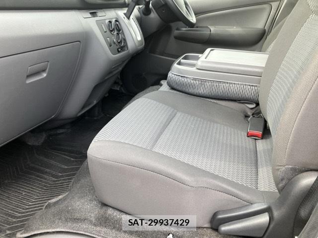 Nissan NV350 Caravan 2021-07 8937677-5