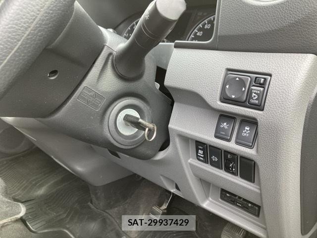 Nissan NV350 Caravan 2021-07 8937677-7
