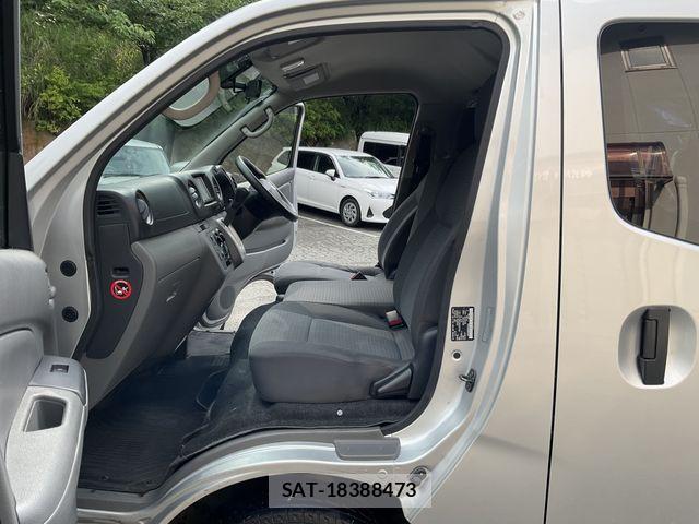 Nissan NV350 Caravan 2017-06 1056231-10