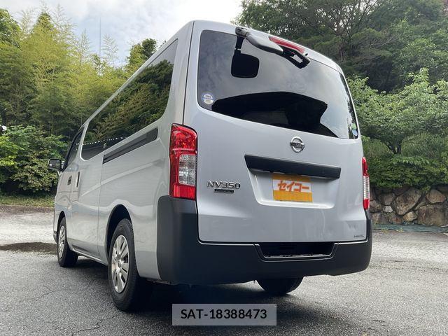 Nissan NV350 Caravan 2017-06 1056231-21