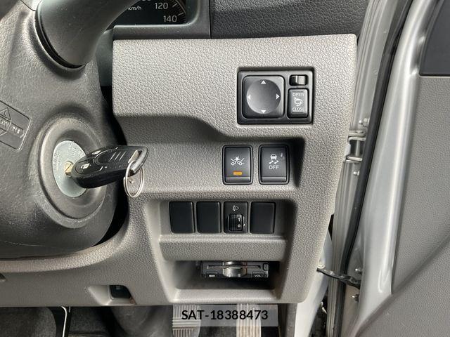 Nissan NV350 Caravan 2017-06 1056231-6