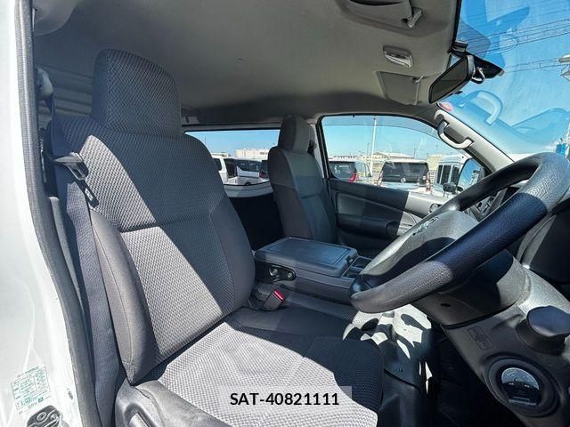 Nissan NV350 Caravan 2020-07 8355282-3