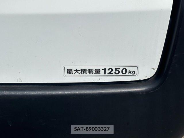 Nissan NV350 Caravan 2021-03 8666696-3
