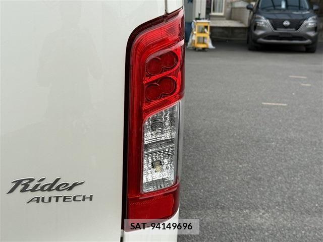 Nissan NV350 Caravan 2018-04 6218046-11
