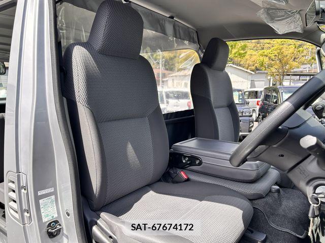 Nissan NV350 Caravan 2019-02 6501617-11