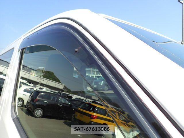 Nissan NV350 Caravan 2019-03 7021158-20
