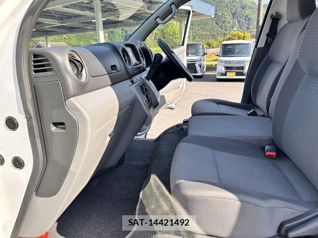 Nissan NV350 Caravan 2021-03 7223188-12