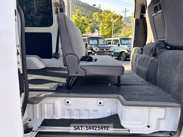 Nissan NV350 Caravan 2021-03 7223188-14