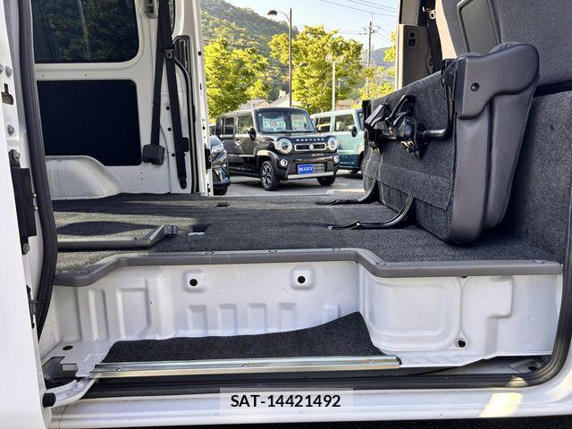Nissan NV350 Caravan 2021-03 7223188-15
