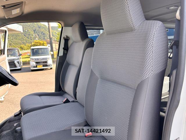 Nissan NV350 Caravan 2021-03 7223188-25