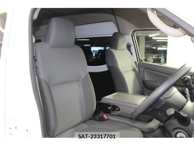 Nissan NV350 Caravan 2018-08 8209368-25