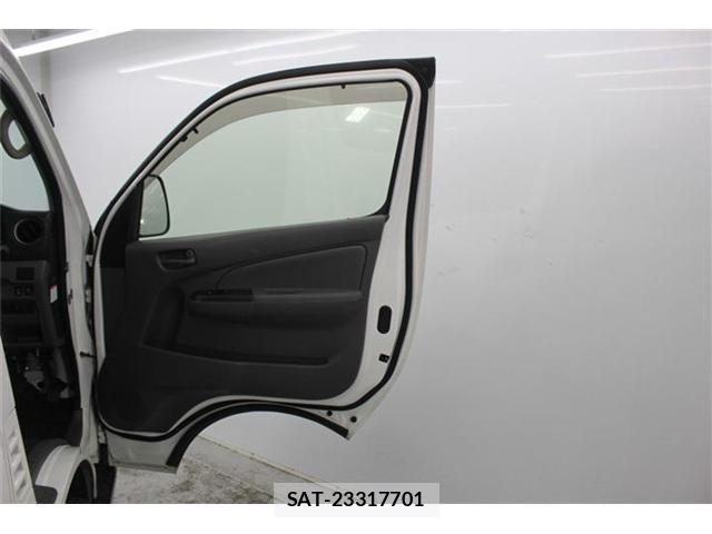 Nissan NV350 Caravan 2018-08 8209368-28