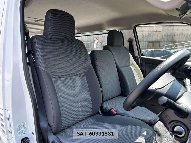 Nissan NV350 Caravan 2021-07 8209367-6