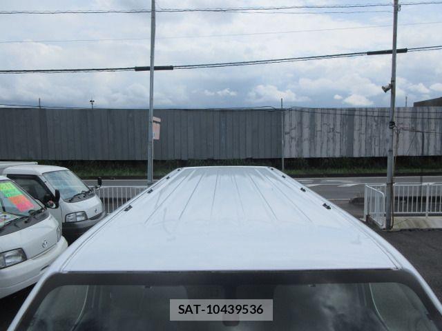 Nissan NV350 Caravan 2017-03 8316183-9