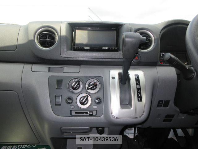 Nissan NV350 Caravan 2017-03 8316183-12