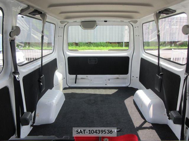 Nissan NV350 Caravan 2017-03 8316183-17