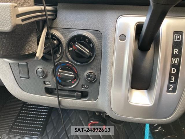Nissan NV350 Caravan 2018-04 8316184-15