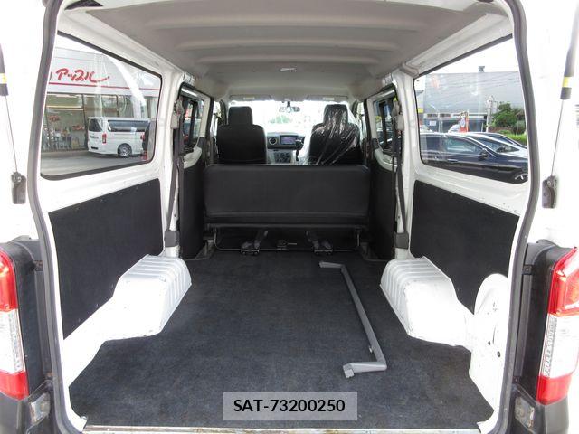 Nissan NV350 Caravan 2013-06 8367931-6