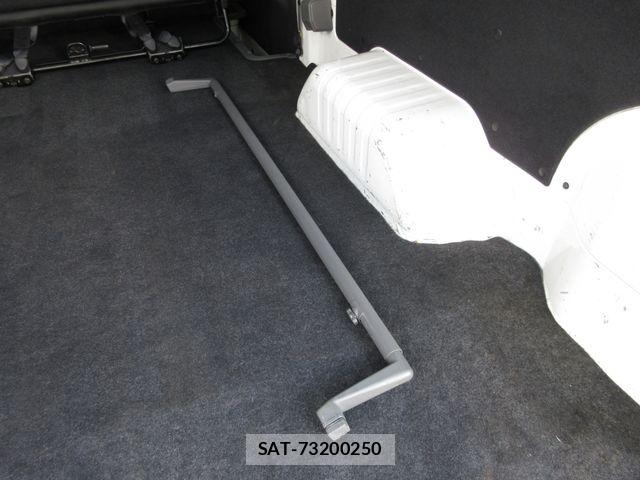 Nissan NV350 Caravan 2013-06 8367931-7