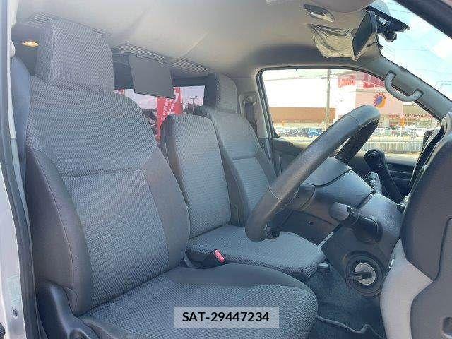 Nissan NV350 Caravan 2016-06 8563071-9