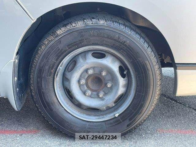 Nissan NV350 Caravan 2016-06 8563071-14