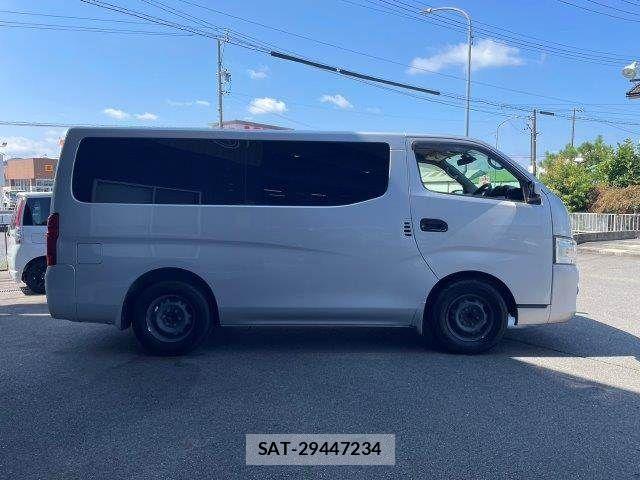 Nissan NV350 Caravan 2016-06 8563071-17