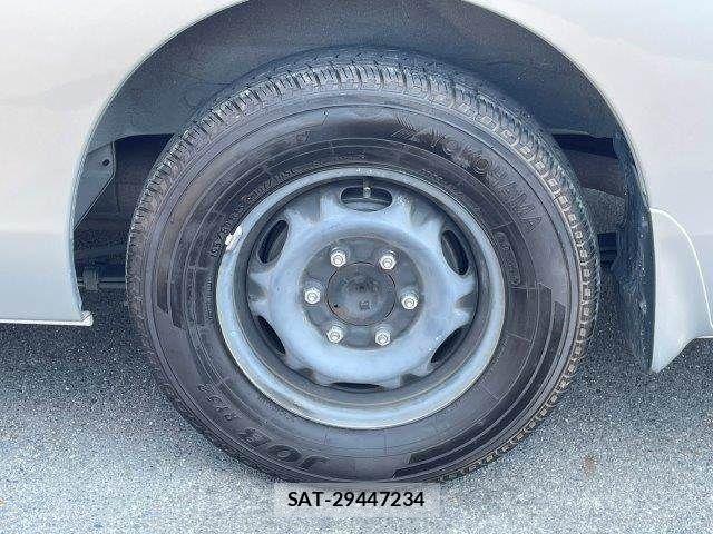 Nissan NV350 Caravan 2016-06 8563071-29