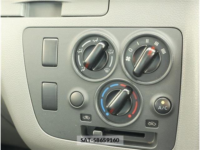 Nissan NV350 Caravan 2016-05 8871762-11