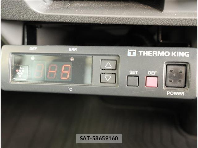 Nissan NV350 Caravan 2016-05 8871762-12