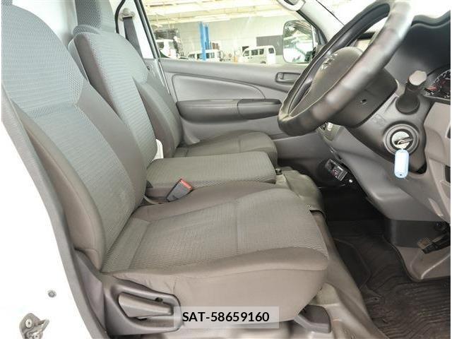 Nissan NV350 Caravan 2016-05 8871762-13