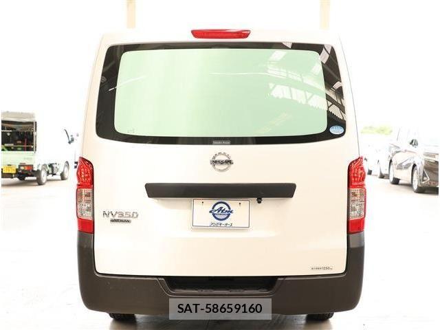 Nissan NV350 Caravan 2016-05 8871762-19