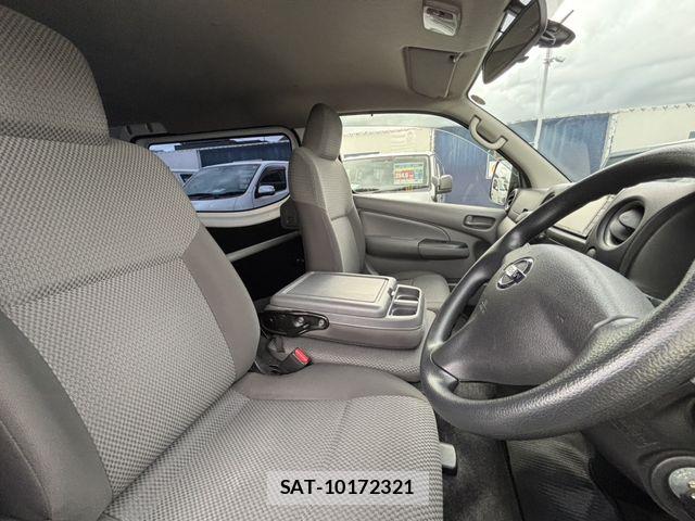 Nissan NV350 Caravan 2021-09 8881379-3
