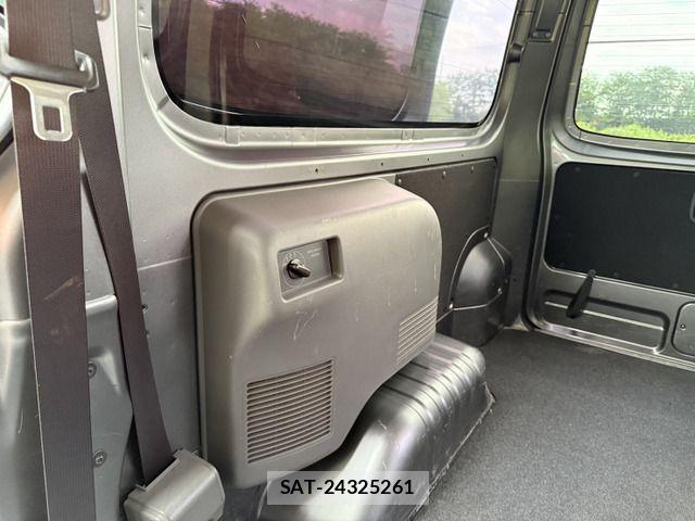 Nissan NV350 Caravan 2019-05 1056234-18