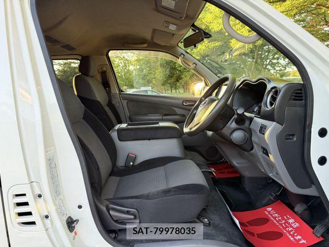 Nissan NV350 Caravan 2015-10 1207924-8