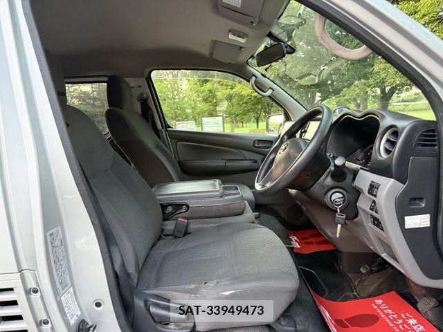Nissan NV350 Caravan 2018-03 1258530-8