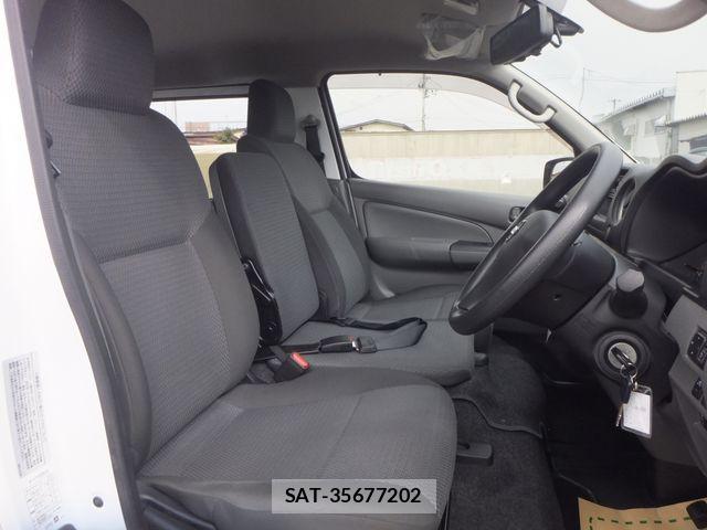 Nissan NV350 Caravan 2021-08 1328495-13