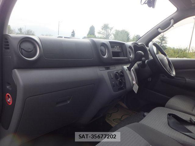 Nissan NV350 Caravan 2021-08 1328495-15