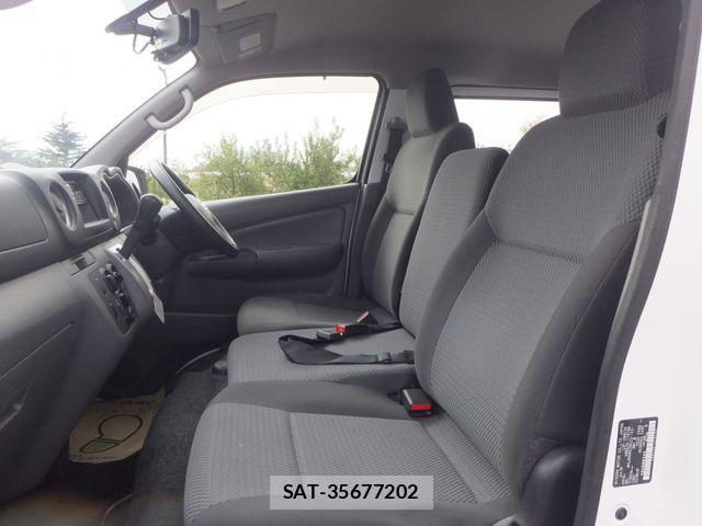 Nissan NV350 Caravan 2021-08 1328495-16