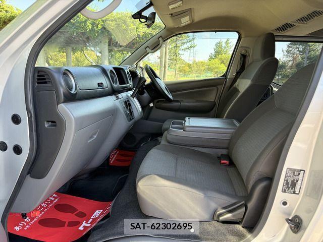 Nissan NV350 Caravan 2018-11 1332460-9
