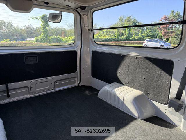 Nissan NV350 Caravan 2018-11 1332460-16