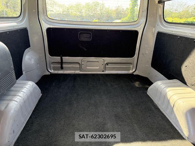 Nissan NV350 Caravan 2018-11 1332460-17