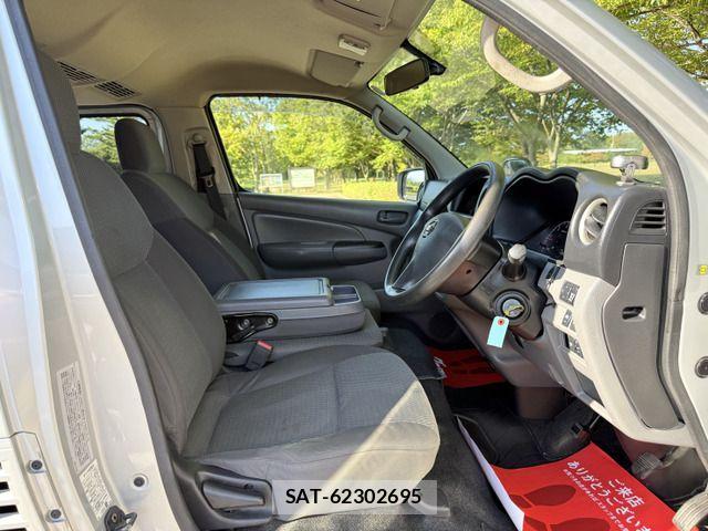 Nissan NV350 Caravan 2018-11 1332460-8