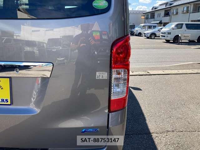 Nissan NV350 Caravan 2015-11 1405299-15