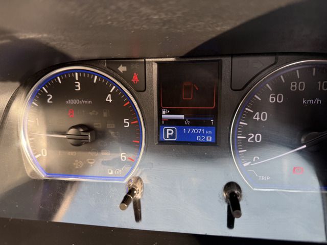 Nissan NV350 Caravan 2013-08 3679050-12