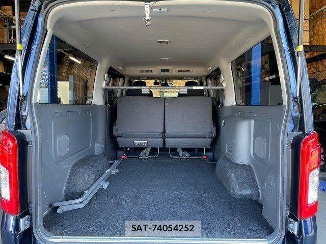 Nissan NV350 Caravan 2017-06 4640260-9
